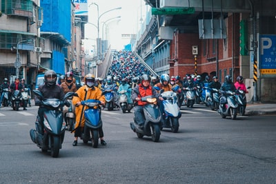 人在白天骑在摩托车上道路行驶
